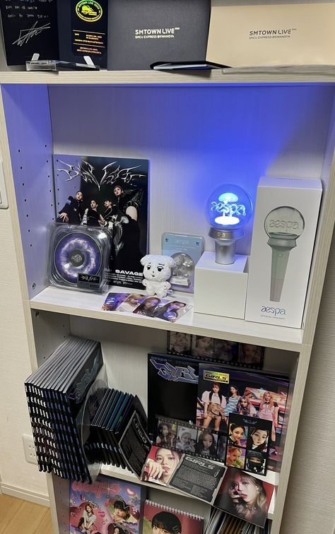 aespa collection and aespa sbong lightstick 💜 Aespa Lightstick Aesthetic, Aespa Room Decor, Aespa Lightstick Decoration, Kpop Lightstick Collection, Aespa Album Aesthetic, Kpop Merch Collection, Kpop Shelf Ideas, Kpop Albums Collection, Aespa Lightstick