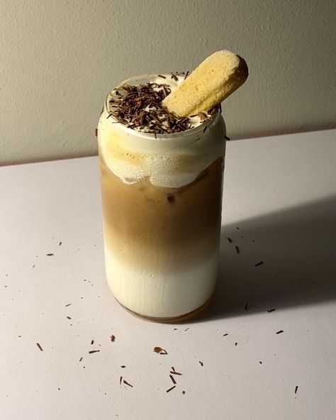 Ground Coffee Recipes, Tiramisu Latte, Recipe Tiramisu, Coffee Magazine, Iced Mocha, Coffee World, Vanilla Syrup, Single Origin Coffee, Creative Coffee