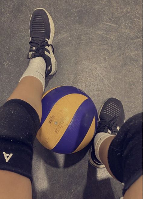 Volleyball Photography, Volleyball Wallpaper, Blue Roses Wallpaper, Manic Pixie Dream Girl, Volleyball Training, Sport Volleyball, Volleyball Pictures, Online Organization, Aesthetic Boy