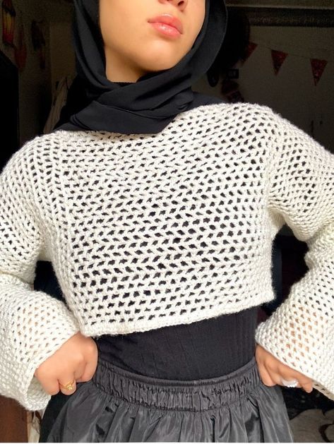 Mesh Top Hijab Outfit, Hijabi Crop Top Outfit, Crochet Tops Modest, Crochet Modest Top, Modest Crochet Clothes, Mesh Sweater Outfit, Modest Crochet Top, Mesh Shirt Outfit, Mesh Top Crochet