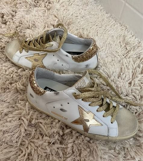 Golden Goose Outfit, Dr Shoes, Serena Van Der Woodsen, Shoe Wishlist, Gisele Bündchen, Woven Baskets, Golden Goose Sneakers, Girly Shoes, Functional Decor