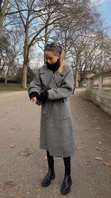 Oversized Grey Coat Outfit, Cream Pullover Outfit, Stockholm Street Style 2024, Puffy Coat Outfit Winter, Taupe Handbag Outfits, Short Brown Coat Outfit, Grey Winter Coat Outfit, Winter Outfits Stockholm, Chunky Boots Outfit Winter