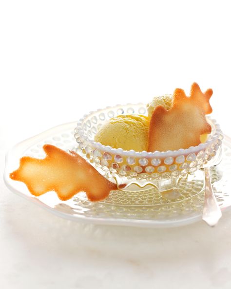 Easy Tuile Leaves Mini Thanksgiving Desserts, Tuiles Recipe, Cute Thanksgiving Desserts, Martha Stewart Cookies, Mini Thanksgiving, Thanksgiving Dessert Recipes, Thanksgiving Desserts Kids, Elegant Cookies, Fun Thanksgiving Desserts