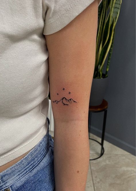 Mountains Above Knee Tattoo, Knee Mountain Tattoo, Inner Arm Mountain Tattoo, Minimalist Mountain And Sea Tattoo, Acotar Small Tattoo, Mountain Knee Tattoo, Velaris Tattoo Simple, Acotar Tattoos Ideas, Acotar Ramiel Mountain Tattoo