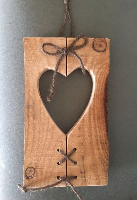 Valentine Wood Crafts, Scrap Wood Crafts, Barn Wood Crafts, Wood Craft Projects, Wood Art Projects, Wood Projects That Sell, Diy Wooden Projects, Wood Burning Crafts, Wood Shop Projects