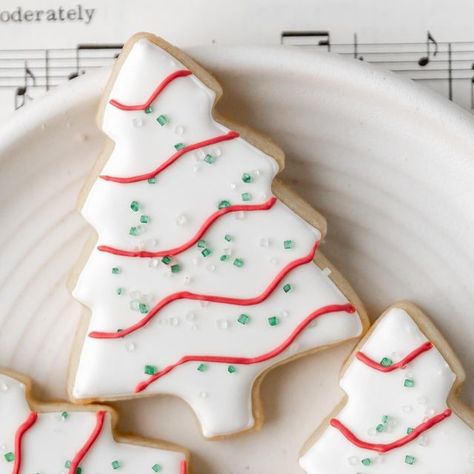 Danielle | French Vanilla Baker on Instagram: "I’ve been seeing Little Debbie Christmas tree copycats and designs all over the place this year and I’m loving it! I was excited to jump in and recreate it in Royal icing form ☺️ If you had to choose, would you eat @thereallittledebbie Christmas tree cakes, or one of these sugar cookies? 😋🎄 Sugar cookie and Royal icing recipes by @lindsey.ruel #christmascookies #christmastreecookies #littledebbie" Christmas Light Sugar Cookies, Little Debbie Christmas Tree Cookies, Christmas Tree Cake Cookies, Sugar Cookie Christmas Tree, Royal Icing Recipes, Sugar Cookie Recipe With Royal Icing, Little Debbie Christmas Tree, Christmas Tree Cakes, Icing Recipes