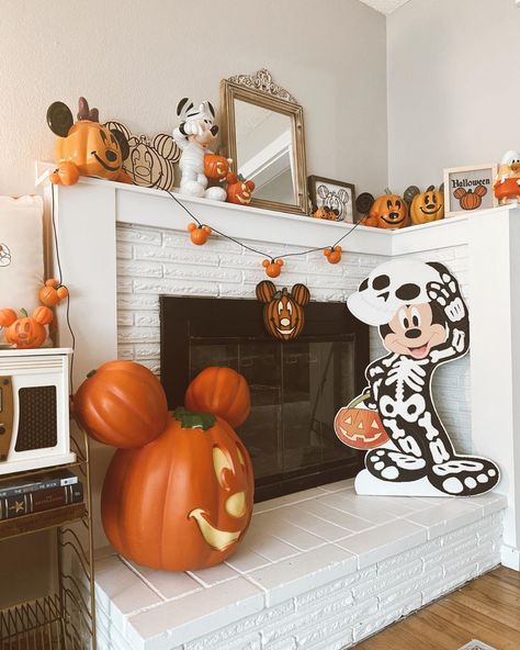 disney halloween decor Disney Halloween Decor, Disney Halloween Diy, Disney Halloween Decorations, Disney Halloween Parties, Mickey Halloween Party, October Outfits, Halloween Decor Ideas, Halloween Mantle, Mickey Mouse Halloween