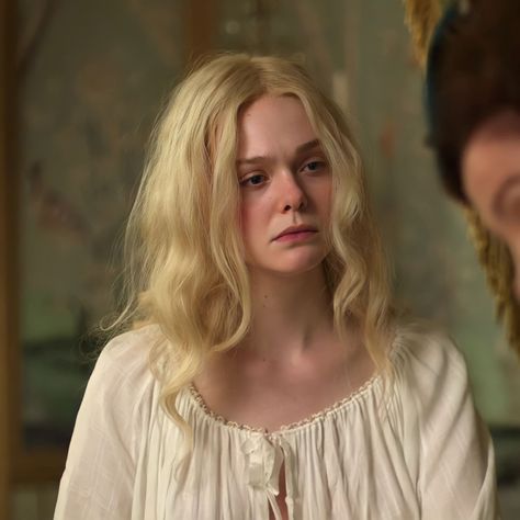 Elle Fanning Curly Hair, Euphemia Potter Fancast, Elle Fanning Aurora, Elle Fanning The Great, The Great Elle Fanning, Ellie Fanning, Blonde Actresses, Catherine The Great, Ciel Phantomhive