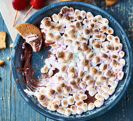 Bonfire Night Food, Smores Dip, Night Food, Digestive Biscuits, Bonfire Night, S'mores, Bbc Good Food Recipes, Agaves, Camping Food