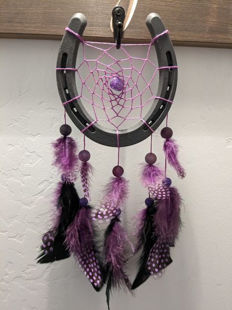 Horse Shoe Dream Catchers, Horse Dream Catcher, Horseshoe Dreamcatcher Diy, Horseshoe Dream Catcher, Horseshoe Crafts Diy, Horses Decor, Homemade Dream Catchers, Horseshoe Dreamcatcher, Horse Themed Party