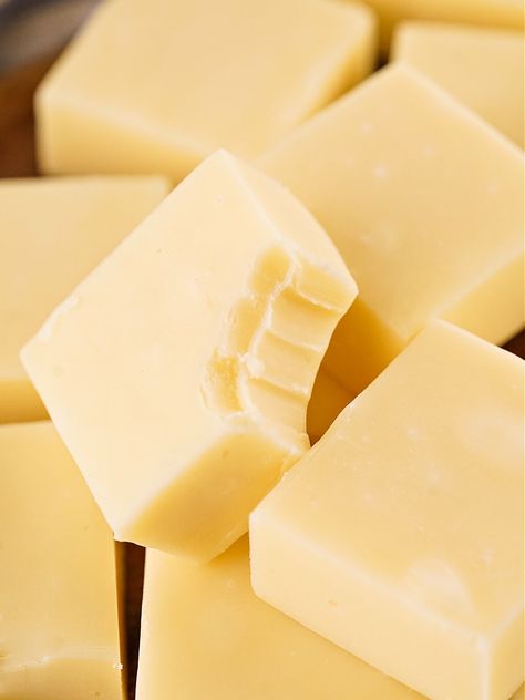 Easy Vanilla Fudge, Vanilla Fudge Recipe, Cheesecake Carrot Cake, No Bake Coconut Cream Pie, Types Of Fudge, Christmas Fudge Recipes Easy, Vanilla Fudge Recipes, 5 Minute Fudge, White Fudge