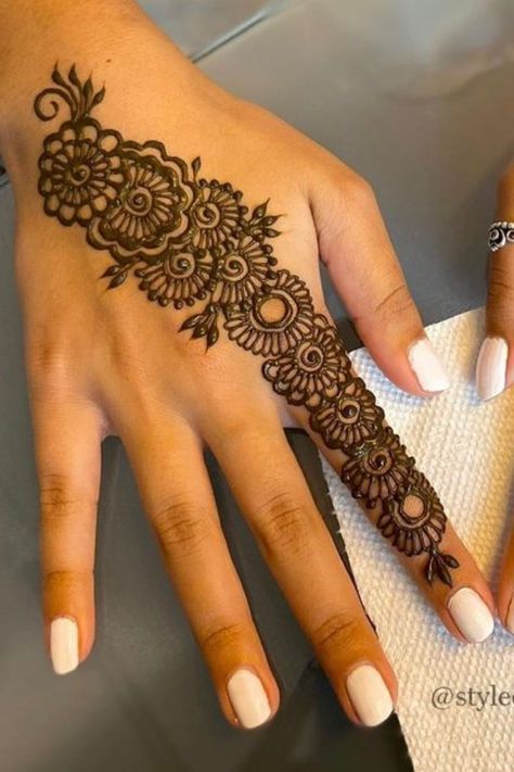 Simple Henna Designs Arabic, Mehndi For Back Hand Simple, Very Very Simple Mehendi Designs, Simple Mehendi Designs Arabic, Mehndi Designs Back Hand Simple, Arabic Mehndi Designs Back Hand, Simple Henna Designs Hand, Simple Arabic Mehndi Designs, Henna Inspired Tattoos