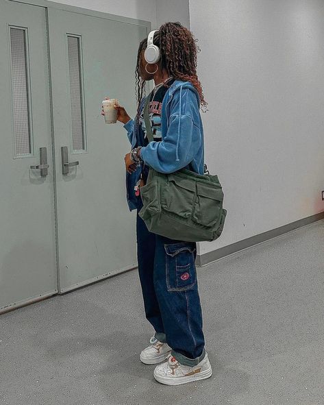 School Outfit 🏫 How about her color? 🛬 📸 @chidfavs 🇨🇦 🧥Outer : sheinofficial 👔Top : ardene 👖Bottom : sheinofficial 👞Shoes : aelfricedenofficial 👜Bag : sheinofficial Stand out on campus with ‘Shein’ sky-blue zipped hoodie, radiating freshness and style. Pairing the cozy ‘Shein’ navy jeans with an ‘Ardene’ printed black crop top adds flair to the classic hoodie-and-jeans combo. Elevate the look with ‘Aelfriceden’ sneakers and white headphones, adding a touch of personality, while the ‘... Dressing Well, White Headphones, Outfits Streetwear, Navy Hoodie, Zipped Hoodie, Black Crop Top, Navy Jeans, School Outfit, Black Crop