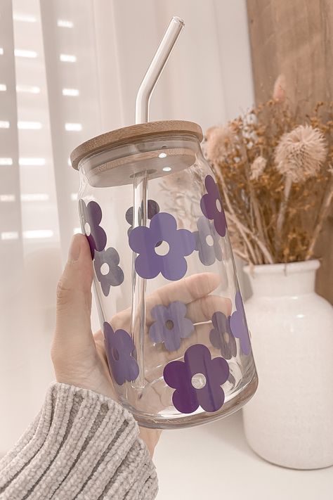 I can't with this ADORABLE glass cup! The purple color has definitely stolen my heart! 💜 Glass Bottle With Straw, Vaso Aesthetic, Vasos Aesthetic, Coffee Cup Aesthetic, Glass Tumbler Design, Cup Aesthetic, Purple Cups, Couple Shirt Design, Cute Stationary School Supplies