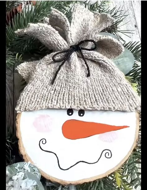 Wood Round Snowman Ornament, Snowman With Wood Slices, Wood Slice Snowman Diy, Wood Slice Crafts Christmas Diy Ideas, Wooden Disc Crafts, Snowman Themed Christmas Decorations, Diy Snowmen Decor, Fyi Christmas Decorations, Snowman Faces To Paint On Wood