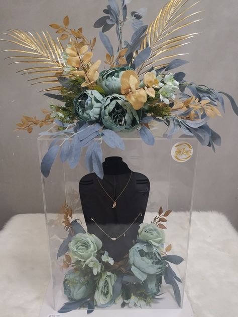 Acrylic box with Gold Arrangement Acrylic Box Gift Hampers, Wedding Gift Hampers, Wedding Platters, Gift Boxes Decoration, Creative Wedding Gifts, Bridal Gift Wrapping Ideas, Handmade Wedding Gifts, Wedding Gifts Packaging, Flower Box Gift