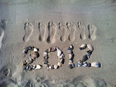 ✅ We made this great photo keepsake on our family vacation to the beach; it's the right foot of each of our 7 family members Model Architecture, Family Beach Pictures, Beach Vacay, 사진 촬영 포즈, Beach Family Photos, Foto Tips, Vacation Pictures, Vacation Photos, Family Beach