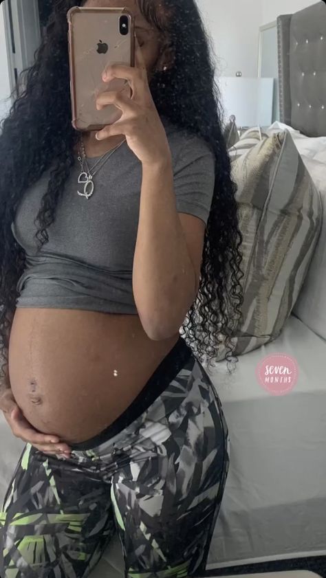 Baddie Pregnant, Pregnancy Black Women, Pregnancy Photos Black Women, Black Pregnant Couple, Pregnant Black Women, Pregnant Baddie, Black Pregnancy, Baby Bump Black Women, Pregnant Flicks