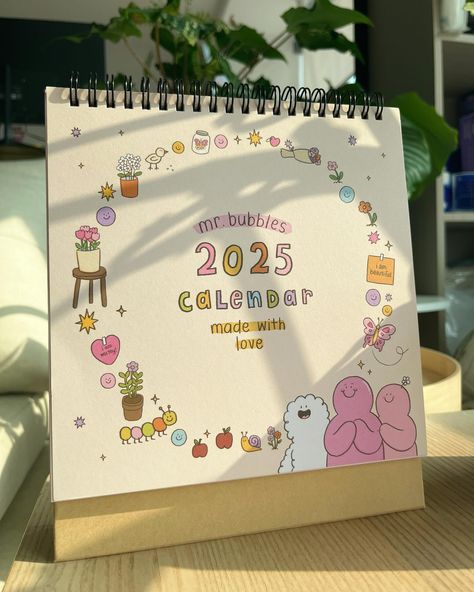 After months of drawing and sampling, our 2025 calendar is finally available for sale!!💖 I really hope you will like it🫶🏻 Each set comes with: -2025 Calendar -Acrylic stand with clip -Sticker sheet Link in Bio! #calendar #2025calendar #mrbubbles #nimbus #petals #jessdessin #illustration #cuteillustrations #characterdesign #art #digitalart Cute 2025 Calendar, Calender Diy, Calendar Acrylic, Calendar Doodles, Calendar Cover, Creative Book Cover Designs, Illustration Calendar, Creative Book Covers, Burning Desire