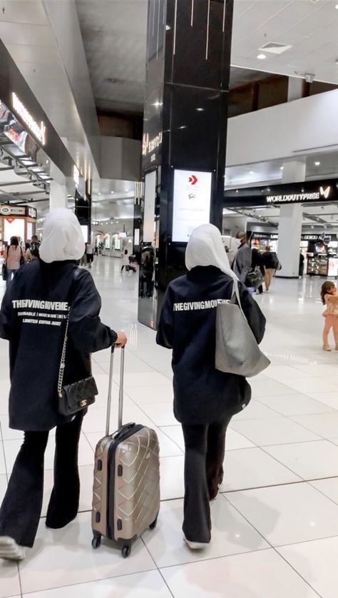 Airport Outfit Hijab Summer, Abaya Airport Look, Rich Muslim Girl Aesthetic, Kuwaiti Girl Outfit, Muslim Airport Outfit, Rich Hijabi Aesthetic, Kuwaiti Hijab Outfit, Hijab Airport Outfit, Modest Airport Outfit