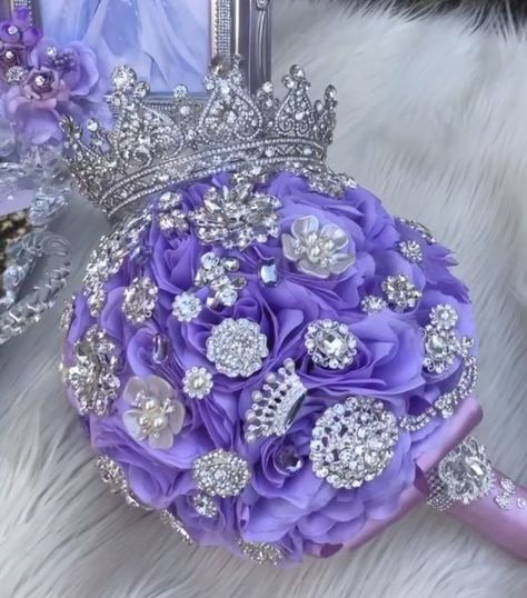 Voilet Quince Dress, Lavender Quinceanera Hair, Lilac Bouquet Quinceanera, Light Purple Quinceanera Crown, Quinceanera Tiaras Purple, Light Purple Quince Crown, Purple Quinceanera Damas, Purple Quinceanera Flowers, Purple Charro Quinceanera Theme