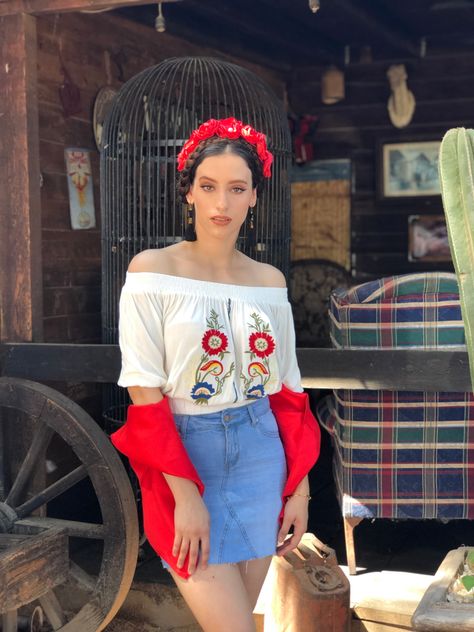 Blusa bordada juvenil 16 De Septiembre Outfit Ideas, Jaripeo Outfits, Mexican Outfits, Outfit Mexicano, Ideas De Outfits, Mexican Fashion, Fiesta Outfit, Mexican Outfit, Fashion Attire