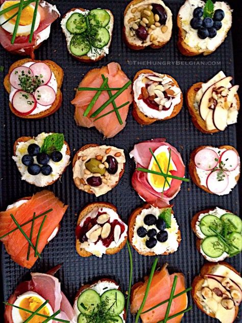 Crostini, an elegant affair… – The Hungry Belgian Crostini Party, Light Snacks, Food Platters, Food Presentation, Appetizers For Party, Wedding Food, Clean Eating Snacks, Appetizer Snacks, Finger Food