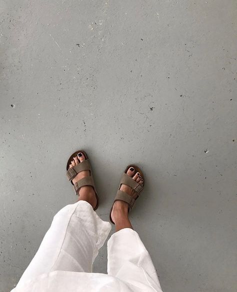 Birkenstocks Aesthetic, Birkenstock Stone, Birkenstock Summer, Womens Birkenstocks, Clogs Men, Birks Outfit, Birkenstock Sandals Outfit, Sandals Outfit Summer, Birkenstock Outfit