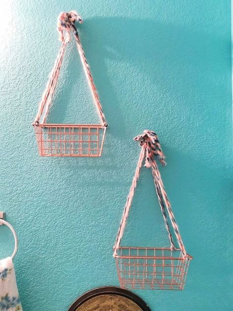 diy hanging basket Hanging Boxes On Wall, Wall Hanging Baskets Organizing Ideas, Diy Hanging Baskets, Diy Wall Basket, Hanging Basket Decor, Hanging Baskets Diy, Decor Upcycle, Wall Basket Storage, Hanging Wire Basket