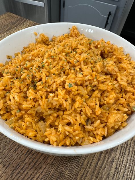 Midwest Cooking, Crockpot Shredded Bbq Chicken, Easy Spanish Rice, Cooking In The Midwest, Spanish Rice Easy, Taco Side Dishes, Shredded Beef Tacos, Heritage Recipes, Spanish Rice Recipe