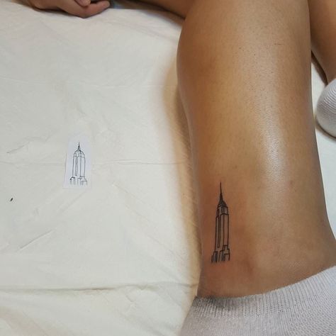 Hand drawn style tattoo of empire state building @valeholguin Friend Tats, Tattoo New York, Building Tattoo, State Tattoos, Charm Tattoo, Diy Tattoo Permanent, Tattoo Diy, Tattoos Inspo, New York Tattoo