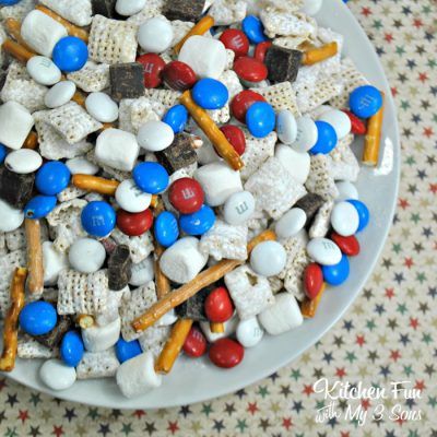 Patriotic S'mores Chex Mix Incredible Hulk Drink, Hulk Drink, Chez Mix, Snack Mix Ideas, Chex Mix Snacks, Red White Blue Desserts, July Forth, Puppy Chow Snack, Lake Recipes