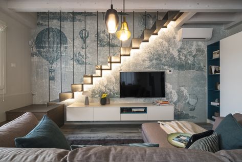 La scala come protagonista indiscussa della zona living. Stairs Tv Unit, Under Stairs Tv Unit, Living Room Under Stairs, Staircase In Living Room, Living Wallpaper, Room Under Stairs, تحت الدرج, Stairs Storage, Living Room Wall Units