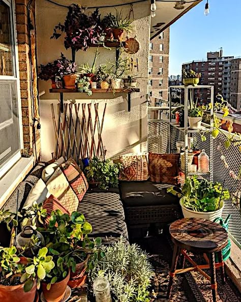 Klein Balkon Decor, Gardening Wallpaper, Apartment Balcony Garden, Balcony Planters, Balcony Design Ideas, Modern Balcony, Small Balcony Garden, Small Balcony Design, Cozy Patio