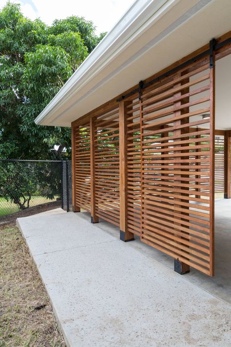 use slats on side of carport to create some screening.  could have vines if slats were on edge of driveway. Dröm Hus Planer, Carport Makeover, Carport Design, Modern Carport, Contemporary Garage, Moderne Have, Carport Garage, Carport Designs, Front Gate