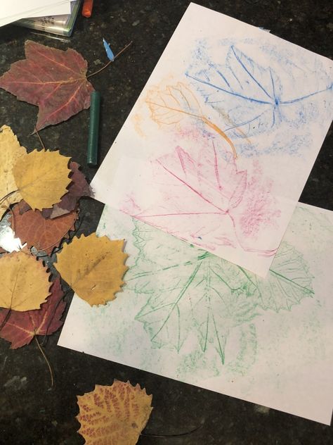 Making leaf rubbings is a fun and quick craft you can do with kids, and you most likely have the supplies at home and in your backyard! Leaf Rubbing Art, Fun Fall Crafts For Kids, Leaf Rubbing, Leaf Rubbings, Words To Remember, Kindergarten Units, Math Pages, Apple Unit, Fun Fall Crafts