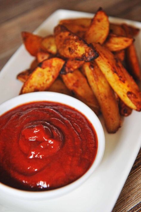 Low FODMAP ketchup in a bowl besides a plate of golden chunky chips Homemade Tomato Ketchup, Tomato Ketchup Recipe, Oven Baked Chips, Ketchup Recipe, Vegetable Chips, Homemade Ketchup, Root Vegetable, Low Fodmap Recipes, Vegetable Puree