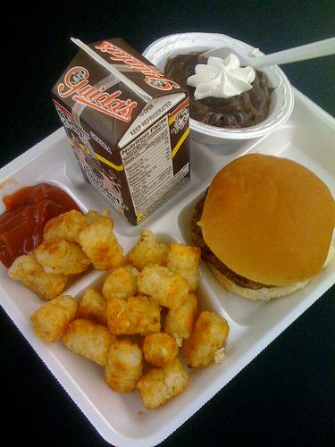 School Cafeteria Food, Lunch Tray, Burger And Chips, Cafeteria Food, Lunch Healthy, Healthy School, School Cafeteria, Food Lunch, Summer Lunch