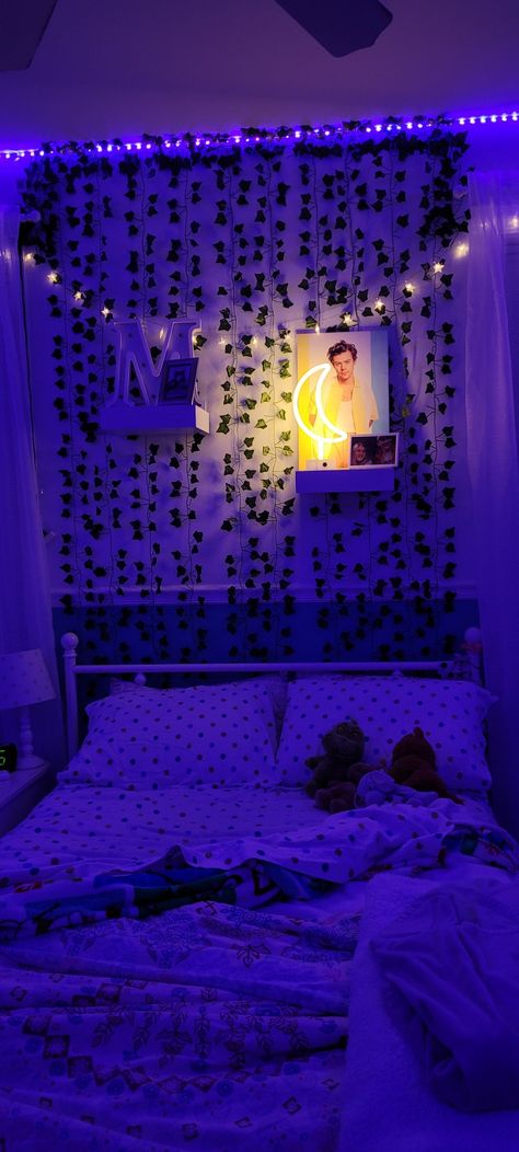 purple room vines aesthetic Vine Photo Wall, Vine Wall Bedroom, Room Inspiration Bedroom Teenagers, Purple Bedroom Aesthetic, River Bedroom, Vine Aesthetic, House Development, Purple Bedroom, Dorm Inspo