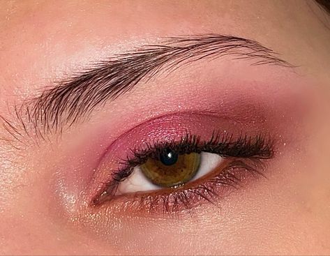 Pink, pink makeup, makeup, eye makeup, eye, pink and gold makeup, rose gold Pink And Gold Makeup, Makeup Rose Gold, Pink Makeup Look, Makeup Rose, Glittery Eye Makeup, Gold Makeup, Pink Cow, Pink Makeup, Cow Girl