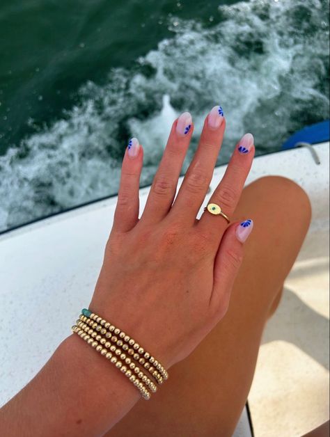 Nails On Wide Nail Bed, Natural Summer Nail Designs, Nail Inspo European Summer, Short Almond Beach Nails, Europe Nails Travel Summer, Nail Inspo Trendy Summer 2024, Italy Nails Ideas, Beachy Blue Nails, European Nails Summer