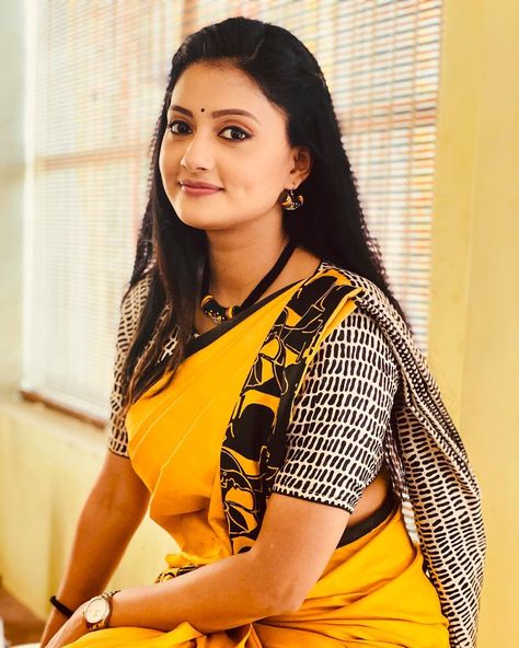 Debjani Modak, Bollywood Actress Without Makeup, Woman Images, Attractive Dresses, Normal Girl, Photo Pose Style, Simple Girl, Beautiful Smile Women, India