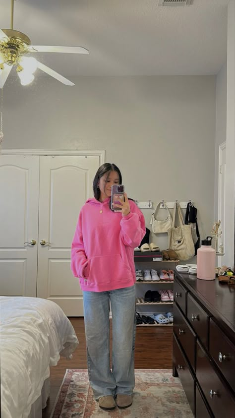 Pink Champion Hoodie Outfit, Pink Hoddies Outfits Ideas, Jeans And A Hoodie Outfit, Pink Hoodie Outfit Ideas, Pink Gap Hoodie Outfit, Pink Sweatshirt Outfit Aesthetic, Pink Nike Hoodie Outfit, Hiking Fits Winter, Pink Crewneck Outfit