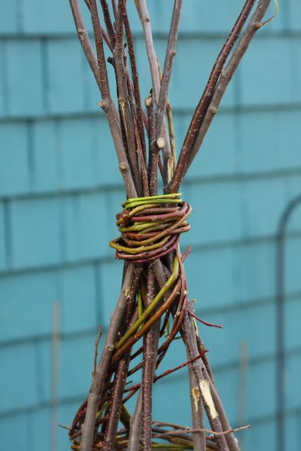 Diy Garden Oblesk, Willow Obelisk Diy, Garden Supports Diy, Obelisk Trellis Diy, Grapevine Crafts Diy, Obelisk Trellis Diy How To Build, Homemade Trellis Ideas, Obelisks In The Garden, Diy Obelisk Trellis