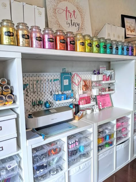 Home Business Room Ideas, Home Craft Room Organization, Craft Office Organization, Craft Room Asthetics, Craft Room Garage, Craft Room Essentials, Rainbow Craft Room, Scrapbooking Room, Craft Bedroom Ideas