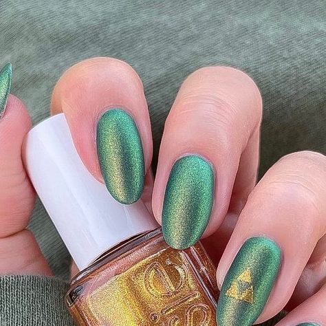 Rachel • essieyall on Instagram: "[Contains Gifted/PR]*  Recently I participated in the #NintenfrensNailCollab hosted by @honeybeefaline. The theme was Legend of Zelda 💚 I went for a minimalist look with the Triforce ✨ I love this collab so much - the participants are so talented and I love Nintendo 😄 Shades used are:  {Alien Invasion} by @mooncat  {Get Your Grove On}* by @essie  {Gel Couture Topcoat} by @essie   You can find the two essie polishes @beyondpolish, code ESSIEYALL10 gets you 10% off regularly priced items (affiliate code)" Zelda Inspired Nails, Zelda Nails Designs, Nintendo Nail Art, Legend Of Zelda Nails, Nintendo Nails, Zelda Nails, Essie Polish, Essie Gel Couture, Gel Couture