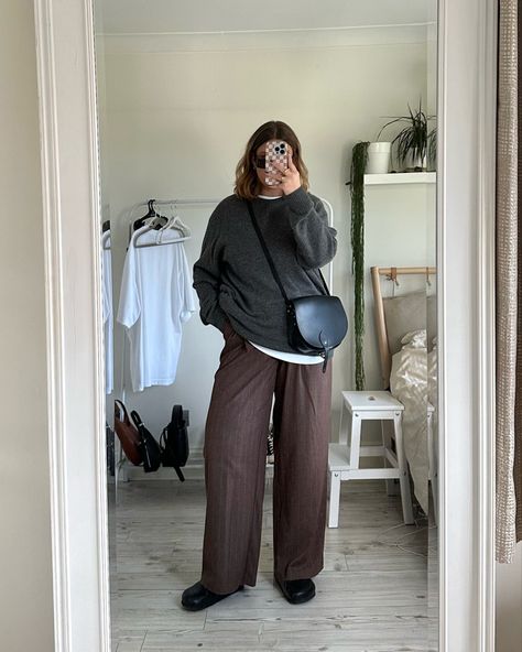 Birkenstock Outfit White, Brown Trousers Outfit Casual, Brown Wide Leg Trousers Outfit, Grey Brown Outfit, Brown And Grey Outfit, Grey And Brown Outfit, Brown Jumper Outfit, Baggy Trousers Outfit, Grey Sweats Outfit