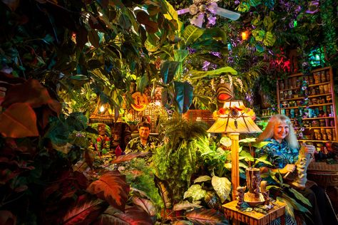 Indoor Tiki Bar, Tiki Bathroom, Tiki Theme, Tiki Restaurant, Home Tiki Bar, Tiki Hawaii, Tiki Bar Ideas, Disney Polynesian, Trippy Room