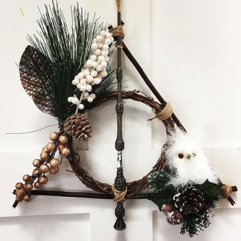 Deathly Hallows Wreath, Harry Potter Christmas Ornaments, Harry Potter Christmas Decorations, Harry Potter Christmas Tree, Hogwarts Christmas, Harry Potter Bedroom, Anniversaire Harry Potter, Theme Harry Potter, Harry Potter Halloween