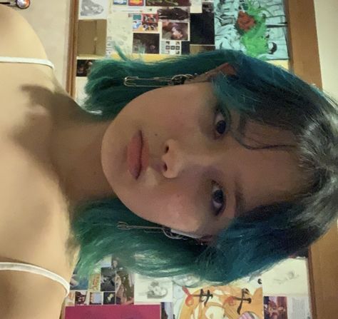 Brown Hair With Light Blue Underneath, Blue And Brown Short Hair, Cool Hair Dye Short Hair, Teal Hair Short, Teal Dyed Hair, Teal Short Hair, Short Teal Hair, Green Hair Streaks, Teal Hair Color